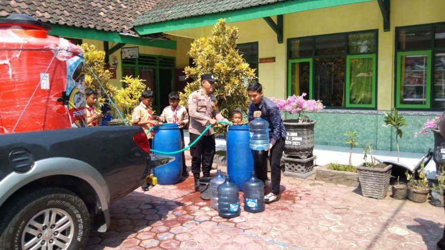 Patroli Gentong Polres Trenggalek Salurkan Air Bersih untuk Sekolah dan Tempat Ibadah
